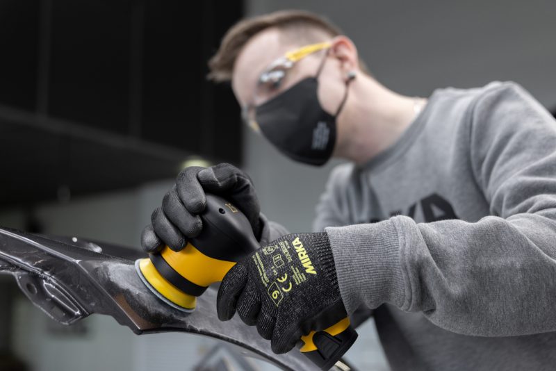 Utensili a batteria Mirka: libertà e precisione in ogni fase dell’autoriparazione