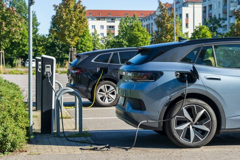 Auto elettrica sì, ma non per tutti: il mercato italiano rallenta sotto il peso del caro vita