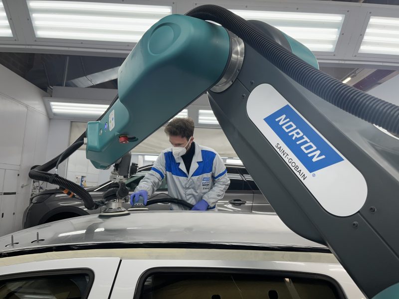 Evoluzione della carteggiatura: dalla levigatrice elettrica al cobot