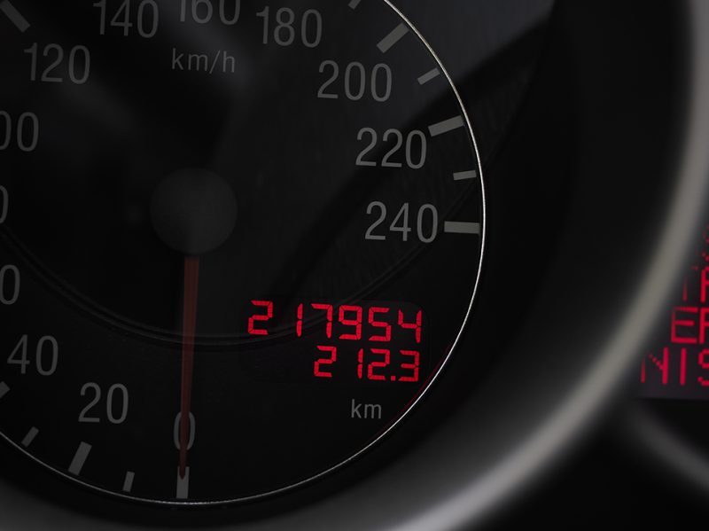 Odometro taroccato? Danno all’intera economia automotive