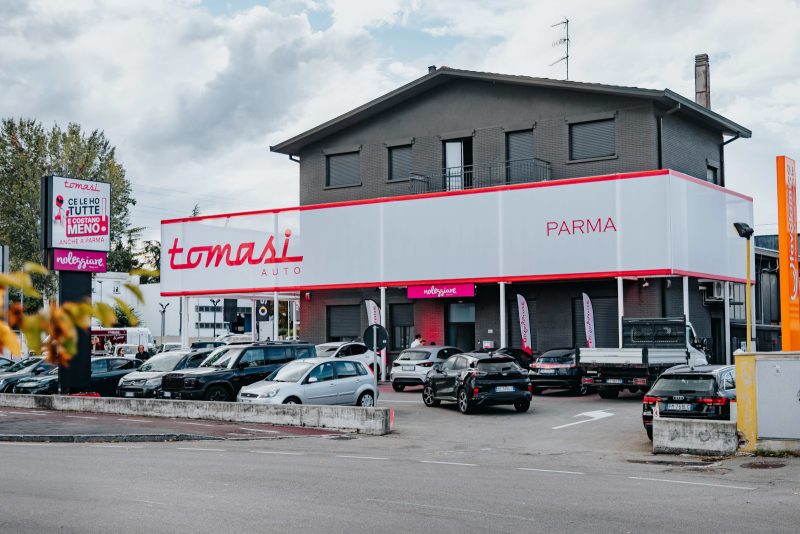 Tomasi Auto inaugura a Parma il maxistore delle auto usate