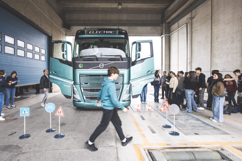 Sicurezza stradale: Volvo Trucks Italia insieme a Geopop presentano l’iniziativa See and Be Seen