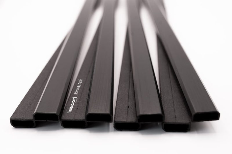 Swisspacer Ultimate Nyxé: il nuovo bordo caldo nero e sostenibile per finestre di design