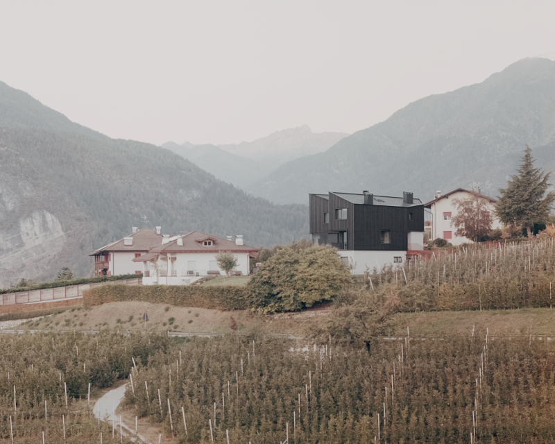 Hometown House: architettura e serramenti su misura in Val di Non