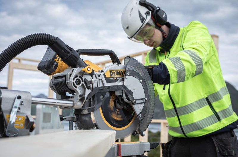Troncatrice radiale Dewalt: prestazioni da banco e mobilità totale in cantiere