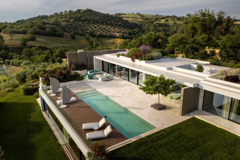 Villa contemporanea in Toscana tra grandi vetrate e paesaggio
