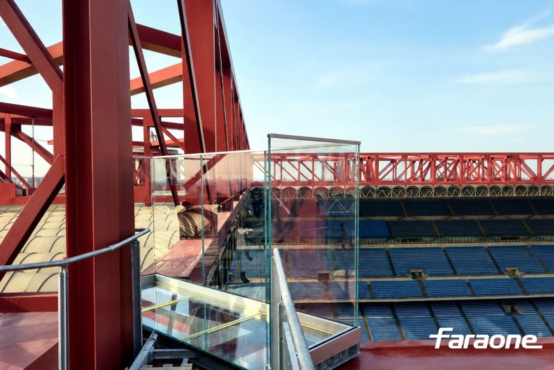 Faraone firma i parapetti in vetro del nuovo percorso San Siro Skywalk