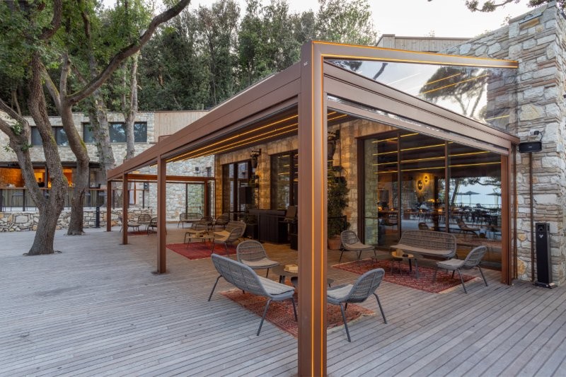 Pergola KE Gennius Vega: design e natura in equilibrio nel cuore del Conero