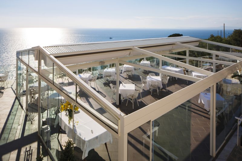Pergola per hotel e ristoranti: Quadra Pavilion di Gibus per gli spazi outdoor