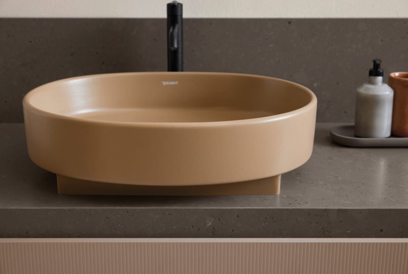 Balcoon, la serie di Patricia Urquiola per Duravit, unisce geometrie semplici ad eleganza senza tempo e colori naturali