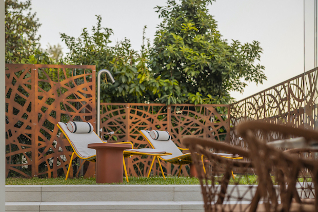 Fima Carlo Frattini all’interno del progetto Roof Garden Costiera con la doccia Out.Side
