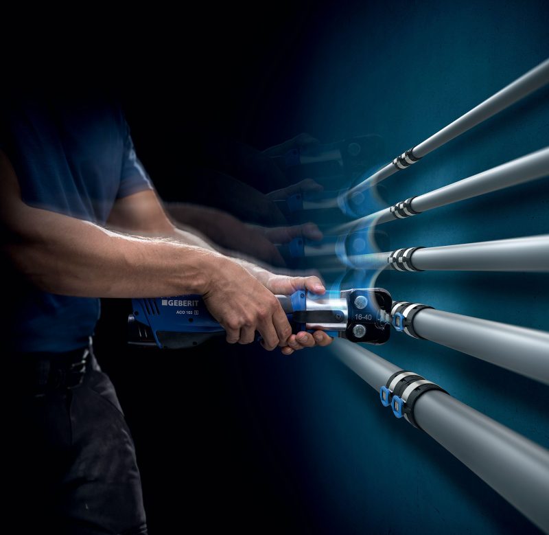 Agilità e facilità di installazione con la pressatura laterale di Geberit FlowFit
