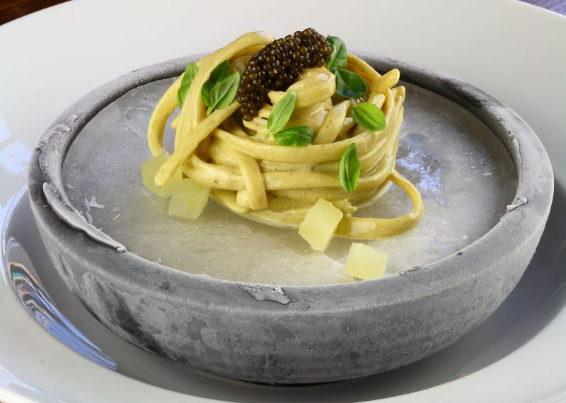 Tagliolini al pesto di pistacchio, mela e caviale su ghiaccio affumicato