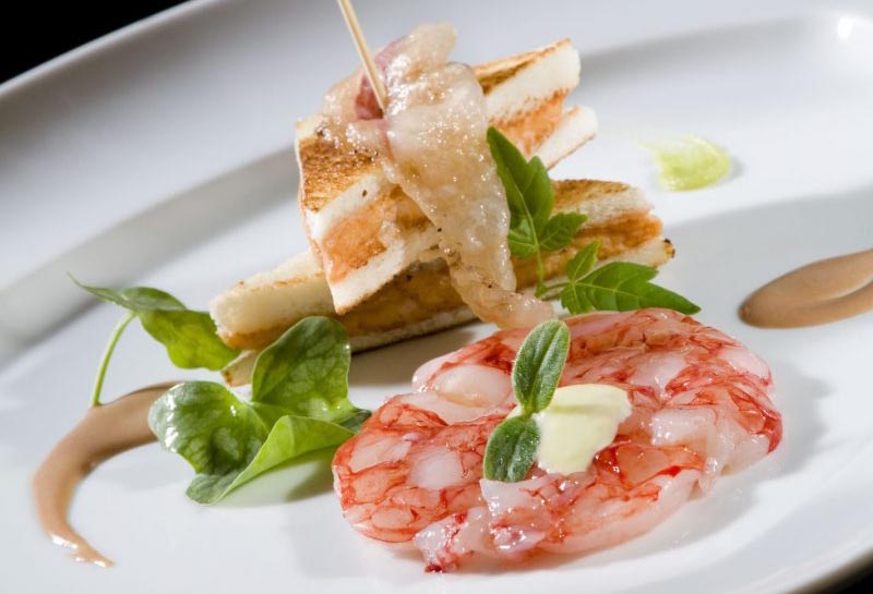 Toast con finta maionese di scampi e lardo di montagna, crudo di gambero rosso, salsa wasabi