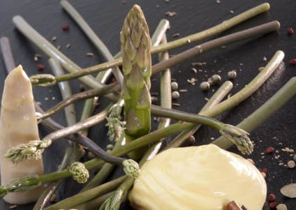 Asparagi selvatici del Bosco Palli con spuma di zabaione speziato