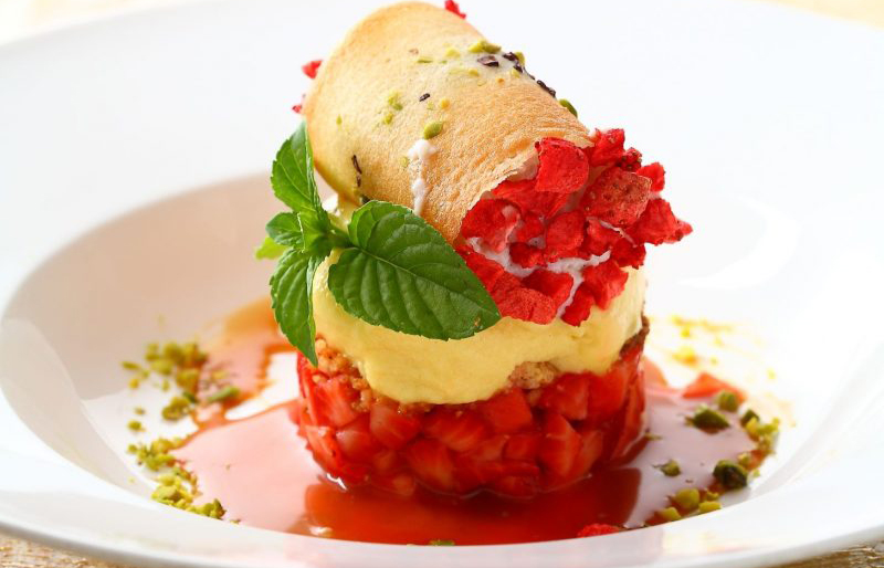 Zuppetta di fragole, sorbetto alla maracuja e cannolo alla piemontese