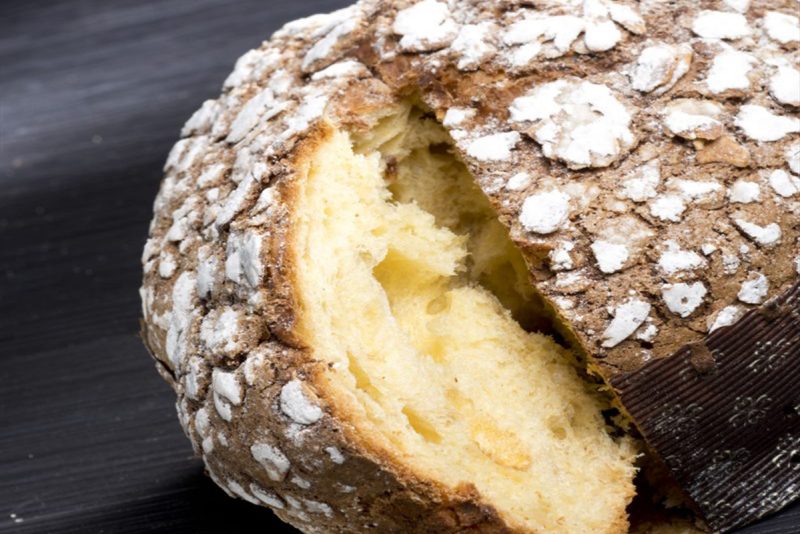 Panettone alle prugne secche e cubetti di marzapane al pistacchio