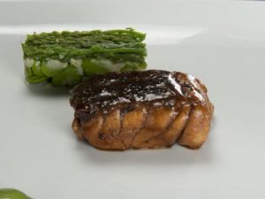 Cernia con favette novelle e asparagi selvatici, salsa di piselli alla maggiorana, patate nocciola e polvere di spezie orientali