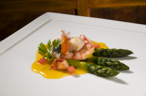 Mare al vapore con asparagi e salsa al frutto della passione