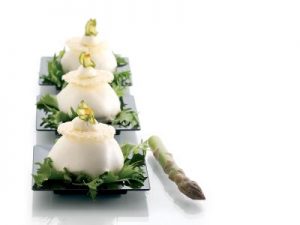 Profiteroles con crema di asparagi