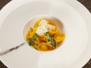 Ravioli di ricotta di capra, asparagi biologici di Poirino e la loro insalatina alla liquirizia