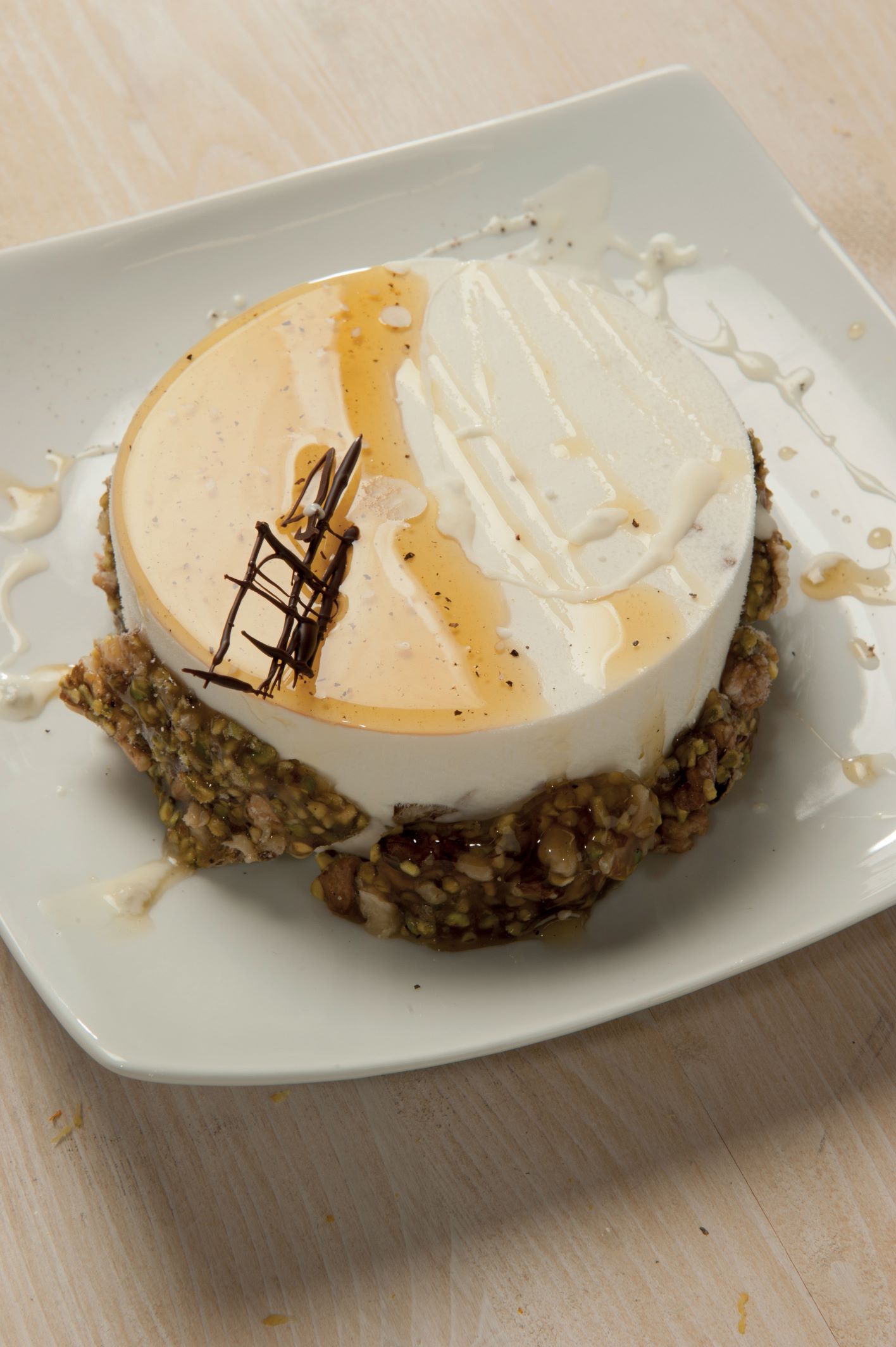 Tortino mascarpone, miele e noci con salsa allo zola e croccante