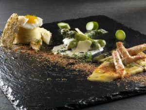 Verticale di asparagi bianchi, verdi e rosa