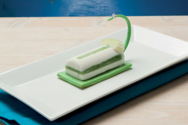 Mono per 3: gelato al gorgonzola con gelatina di sedano, pera candita e frollino al sedano e pistacchi