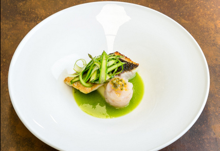 Branzino con pelle croccante su acqua di asparagi verdi, tartare di branzino, cialda di polenta e frutto della passione