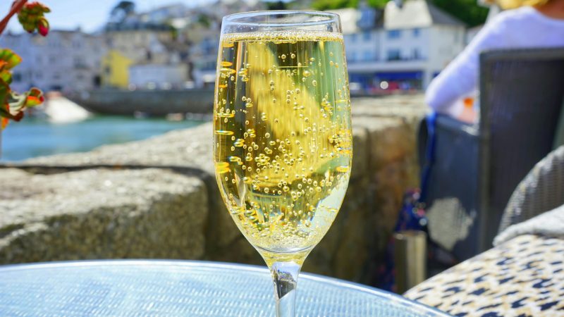 5 vini per festeggiare Ferragosto 2025: la guida di Italian Gourmet