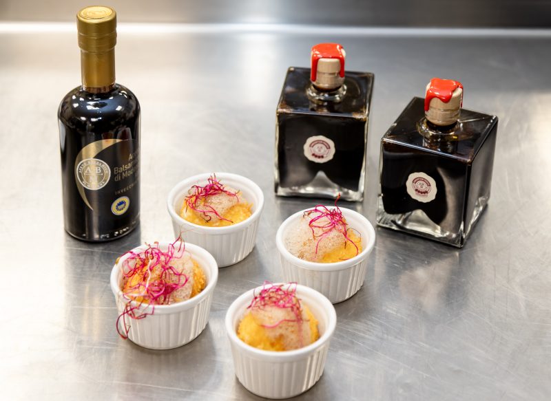 Uovo morbido in crosta di pane, fonduta di caprino e nuvola all’Aceto Balsamico di Modena IGP invecchiato