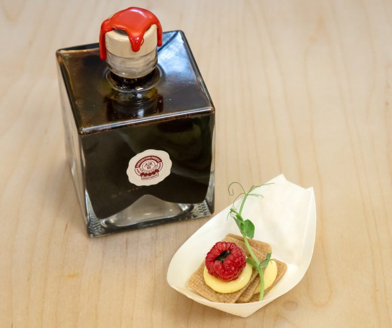 Millefoglie con crema pasticcera alla vaniglia, lamponi e Aceto Balsamico di Modena IGP