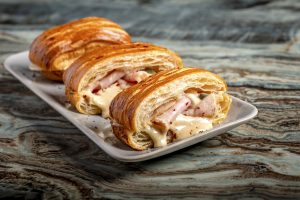 Pain suisse al vitello tonnato (Ph Romanogmt)