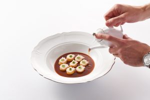 Enrico Bartolini - Cina - Bottoni di olio e lime in salsa cacciucco e polpo