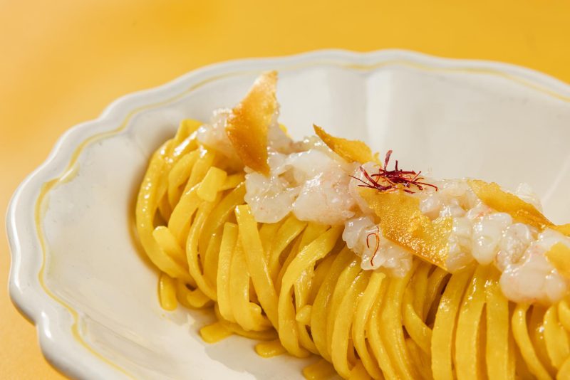 Linguine con zafferano, tartare di scampi e bottarga di muggine
