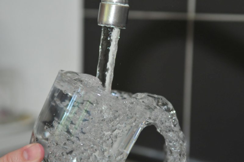Acqua del rubinetto al ristorante: la Cassazione conferma che non è un diritto