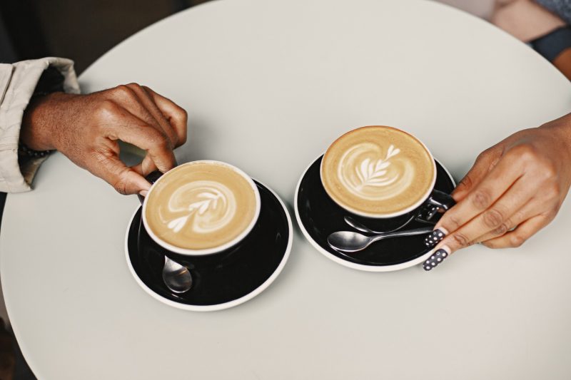 Le nuove tendenze del coffee pairing: quando il cappuccino incontra la pasticceria d’autore