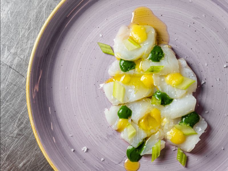 Baccalà marinato al limone, salsa fredda al pomodoro e sedano croccante