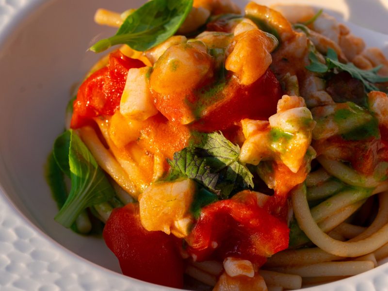 Spaghetti con spigola, lemongrass, finocchietto selvatico e polvere di pomodoro