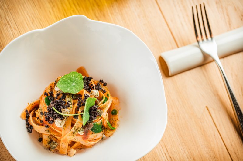 Tagliatelle alla puttanesca, uva passa e pinolo