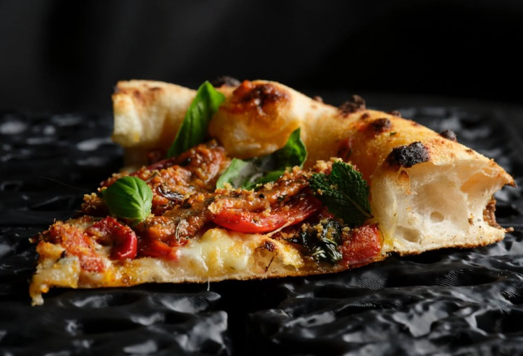 La pizza migliore d’Italia parla calabrese: Bob Alchimia a Spicchi è la Pizzeria dell’anno 2027