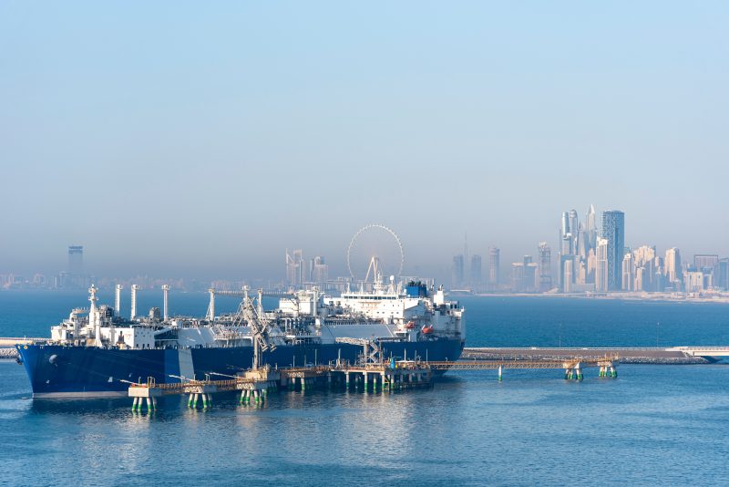 Escalation in Medio Oriente: colpito il porto di Jebel Ali, trema l’export di polimeri