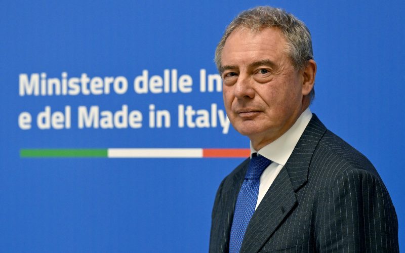 Ministro Urso: «Trattenere in Europa le materie prime seconde»