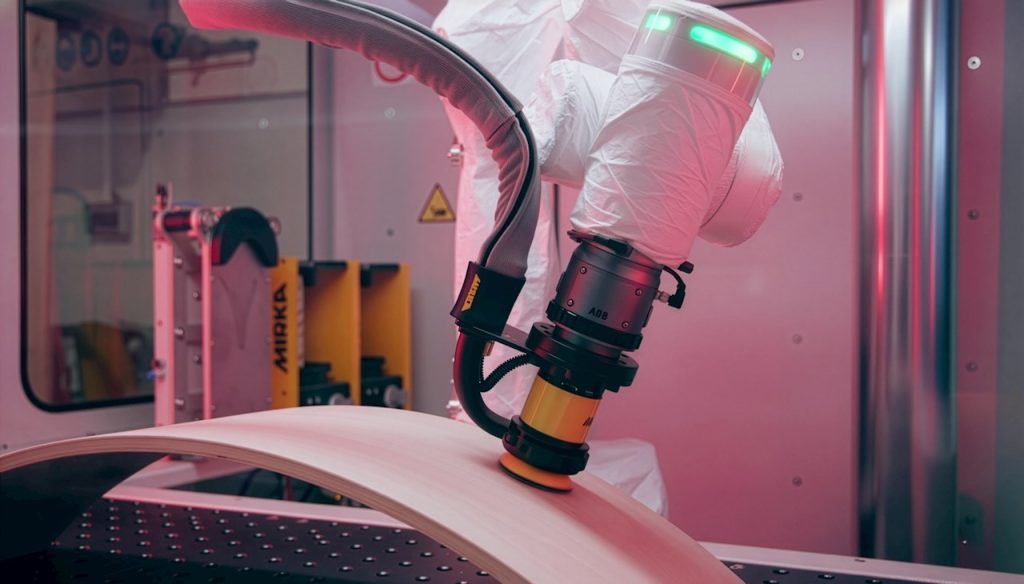 la nuova cella automatizzata per la finitura superficiale OmniVance™ Collaborative Surface Finishing Cell di ABB Robotics
