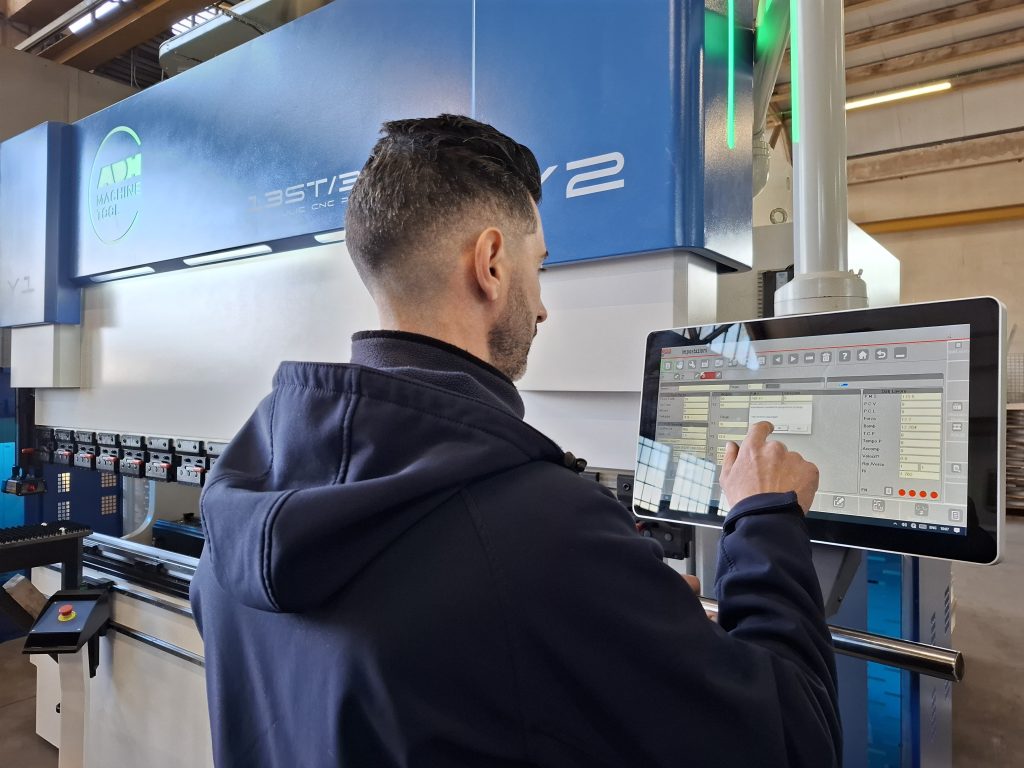 Il CNC installato sulle macchine laser della gamma ULE ADH Italia Tecno Meccanica Pomezia presso è ESA S890