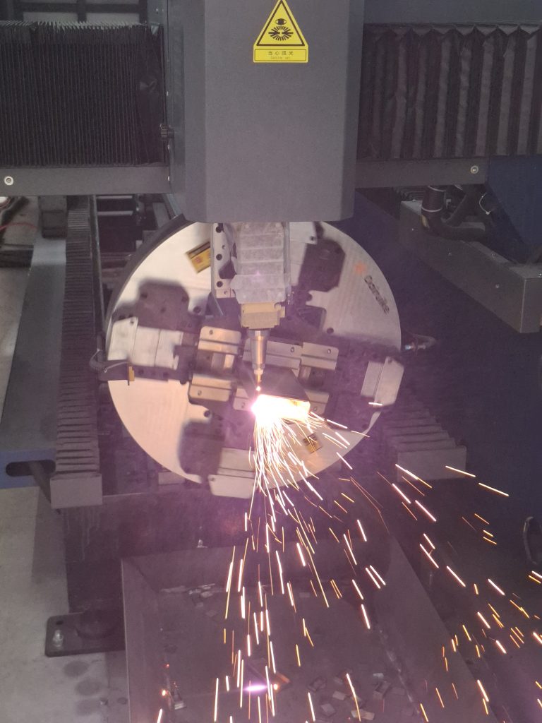 Sistema taglio laser fibra lamiera ADH Italia per arredo su misura