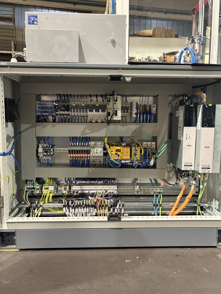 Pilz Italia opera il revamping pressa idraulica Mencarelli Pompe e Valvole da 120 ton 