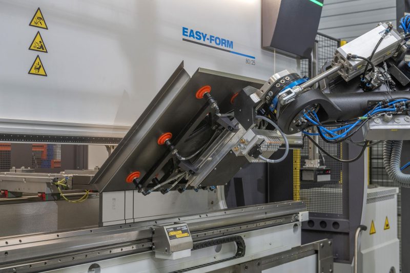 RBS 40 Vision di LVD: piegatura robotizzata con visione AI