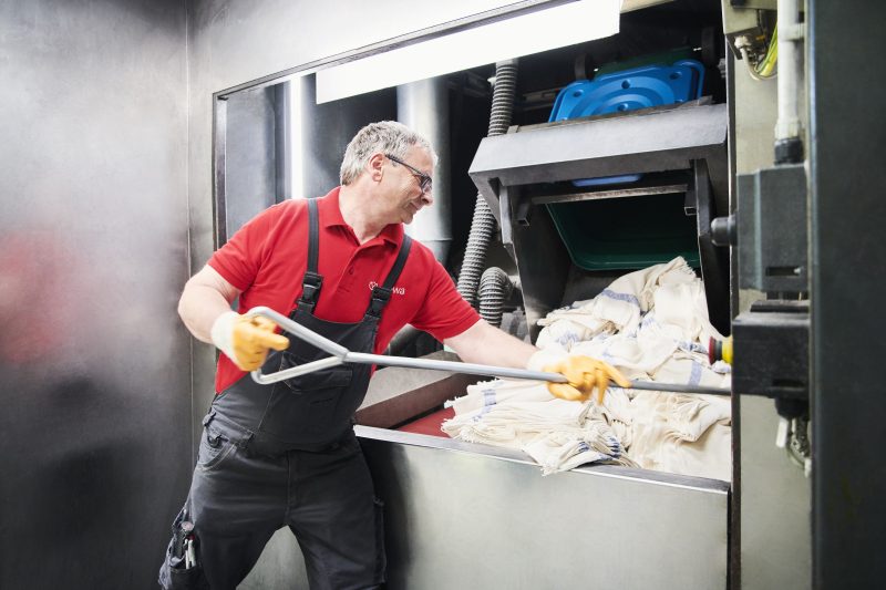 Ridurre i rifiuti speciali del 50%: il sistema di panni riutilizzabili Mewa