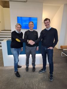 Stretta di mano tra i manager di Atlensys